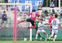 前半終了間際に先制点を押し込んだ玉田 圭司（Ｃ大阪）【明治安田Ｊ２ 第37節 Ｃ大阪vs山形】