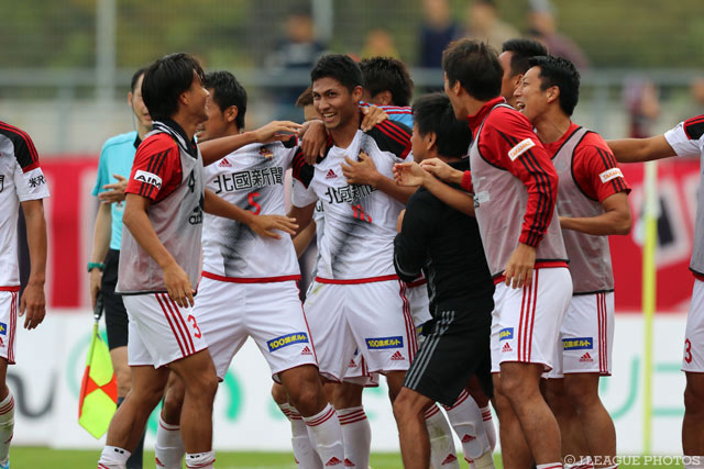 熊谷 アンドリューの劇的な逆転ゴールで、貴重な勝点3を得た金沢【明治安田Ｊ２ 第37節 岡山vs金沢】