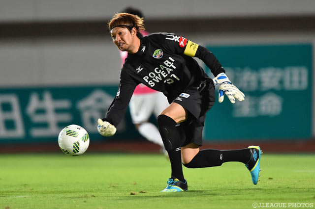 鋭いセーブでゴールを死守した長谷川 徹（徳島）【明治安田Ｊ２ 第37節 徳島vs千葉】