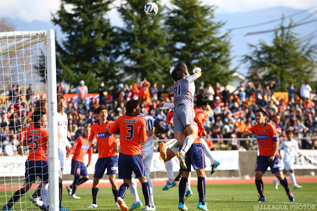 両チームゴール前では激しい攻防戦が見られた【２０１４ Ｊ２・Ｊ３入れ替え戦 第1戦 長野vs讃岐】