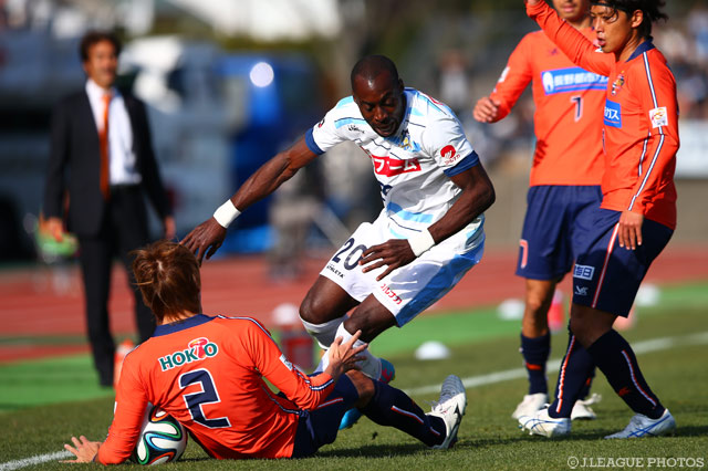 アンドレア（讃岐）には複数の厳しいマークが【２０１４ Ｊ２・Ｊ３入れ替え戦 第1戦 長野vs讃岐】