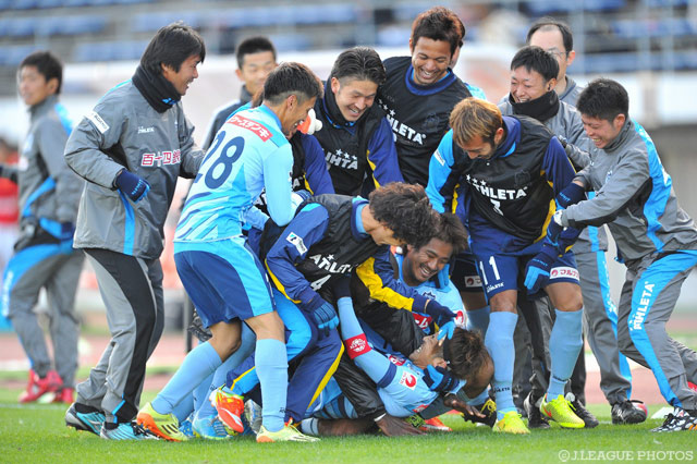 待望の先制点に控えメンバーも総動員で木島を祝福【２０１４ Ｊ２・Ｊ３入れ替え戦 第2戦 讃岐vs長野】