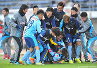 待望の先制点に控えメンバーも総動員で木島を祝福【２０１４ Ｊ２・Ｊ３入れ替え戦 第2戦 讃岐vs長野】