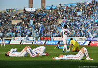 悲願の初昇格を逃し、うなだれる長野のイレブン【２０１４ Ｊ２・Ｊ３入れ替え戦 第2戦 讃岐vs長野】