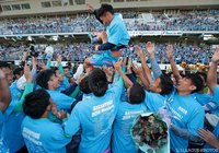 チームメイトから胴上げを受ける金 民友（鳥栖）【明治安田Ｊ１ 2nd 第16節 鳥栖vs横浜FM】