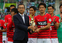 トロフィーを手にした阿部 勇樹（浦和）【明治安田Ｊ１ 2nd 第16節 磐田vs浦和】