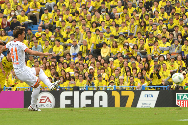 今季11得点目をPKで決めた家長 昭博（大宮）【明治安田Ｊ１ 2nd 第16節 柏vs大宮】