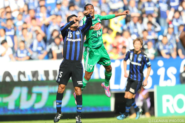激しい球際の競り合いを見せる今野 泰幸（Ｇ大阪）と鈴木 武蔵（新潟）【明治安田Ｊ１ 2nd 第16節 Ｇ大阪vs新潟】