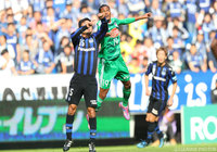 激しい球際の競り合いを見せる今野 泰幸（Ｇ大阪）と鈴木 武蔵（新潟）【明治安田Ｊ１ 2nd 第16節 Ｇ大阪vs新潟】