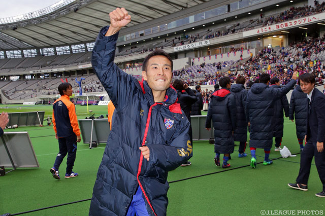 決勝点をあげた水沼 宏太（FC東京）がサポーターと恒例の「シャー」で喜びを分かち合う【明治安田Ｊ１ 2nd 第16節 FC東京vs仙台】