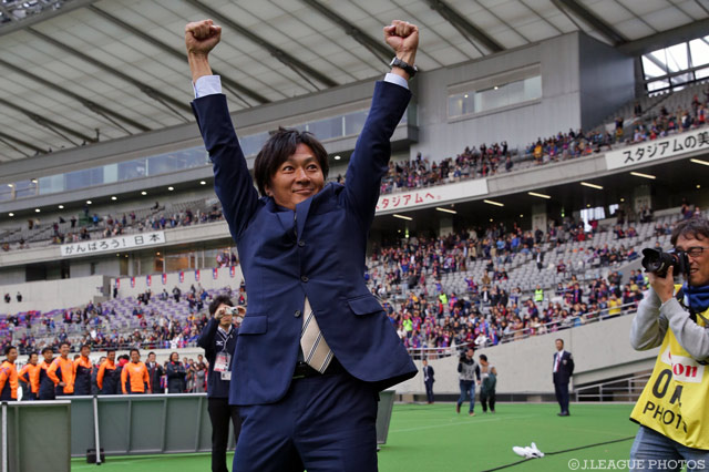 水沼 宏太に続き、篠田 善之監督（FC東京）も「シャー」を披露する【明治安田Ｊ１ 2nd 第16節 FC東京vs仙台】