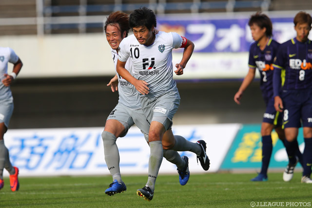 城後 寿のオーバーヘッドキックで1点差に詰め寄った福岡【明治安田Ｊ１ 2nd 第16節 広島vs福岡】