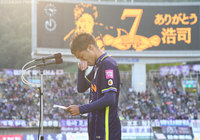 引退セレモニーで感謝の言葉を伝えた森﨑 浩司（広島）【明治安田Ｊ１ 2nd 第16節 広島vs福岡】