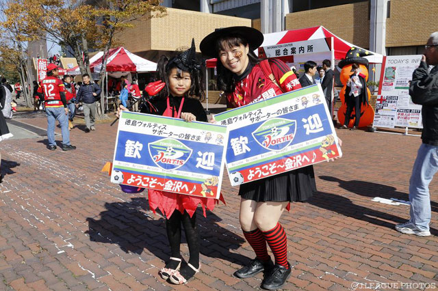 ホスピタリティ溢れる魔女コスの親子【明治安田Ｊ２ 第38節 金沢vs徳島】