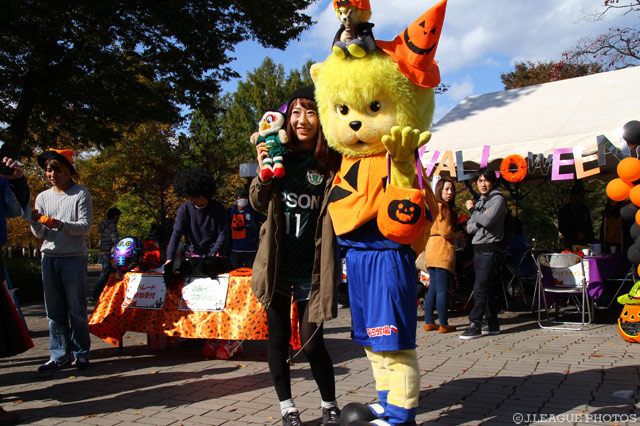 松本の女子サポがパンプキン柄に身を包んだディーオとパチリ！【明治安田Ｊ２ 第38節 山形vs松本】