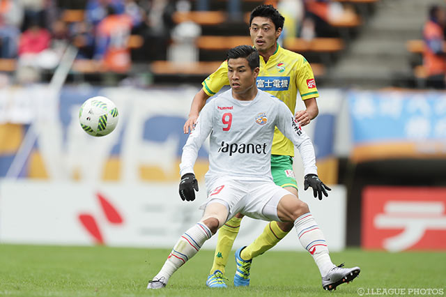 タイトなマークを受け、無得点に終わった永井 龍（長崎）【明治安田Ｊ２ 第38節 千葉vs長崎】