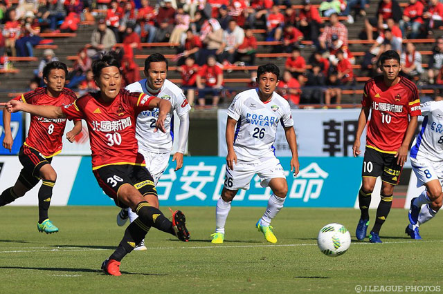 自ら得たPKを蹴るも決めきれなかった山﨑 雅人（金沢）【明治安田Ｊ２ 第38節 金沢vs徳島】