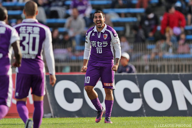 クロスに頭で飛びこみ、先制点を決めたエスクデロ 競飛王（京都）【明治安田Ｊ２ 第38節 京都vs岡山】