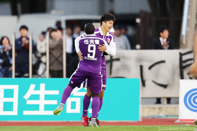 豪快に右足を振り抜き加入後初ゴールを決めた矢島 卓郎（京都）【明治安田Ｊ２ 第38節 京都vs岡山】