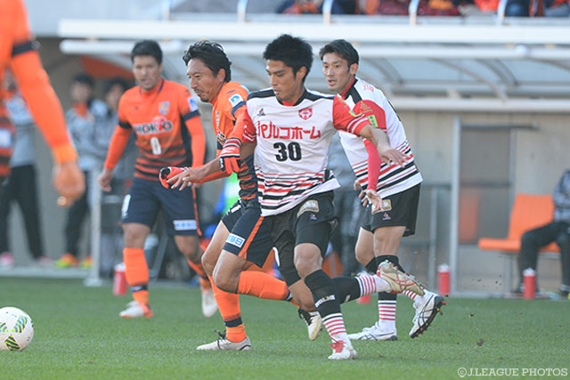 果敢にゴールへ迫った石井 圭太（盛岡）【明治安田Ｊ３ 第27節 長野vs盛岡】