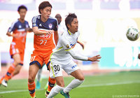 ボール奪取から先制点をアシストした柴﨑 晃誠（広島）【明治安田Ｊ１ 2nd 第17節 新潟vs広島】