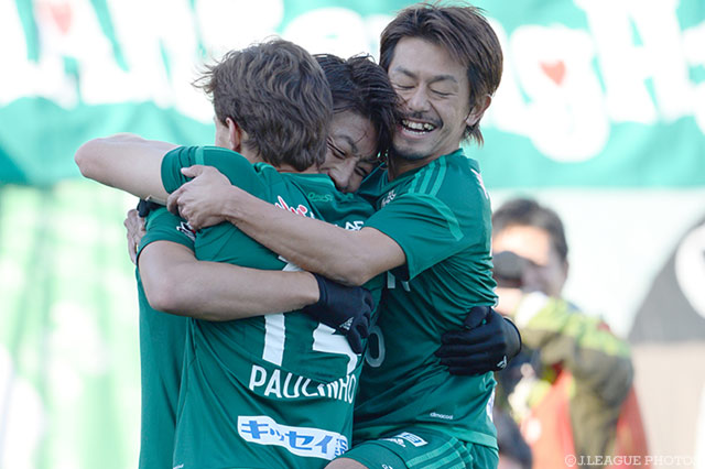 クロスを頭で合わせ、決勝ゴールを決めた高崎 寛之（松本）【明治安田Ｊ２ 第39節 松本vs熊本】