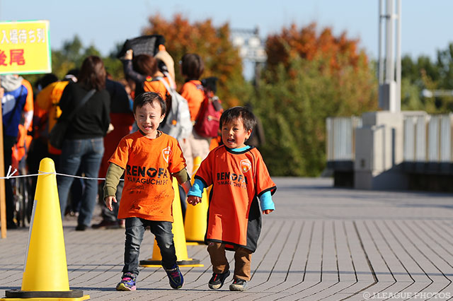 手をつないで楽しそうに歩く山口ファンの男のたち。【明治安田Ｊ２ 第39節 東京Ｖvs山口】