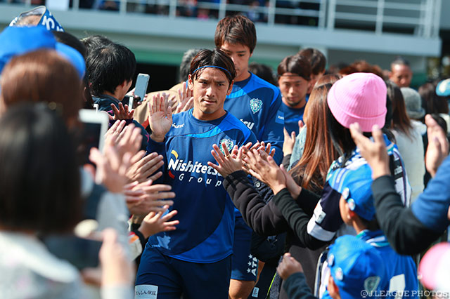 福岡サポーターがハイタッチで選手をお出迎え！【明治安田Ｊ２ 第39節 福岡vs柏】