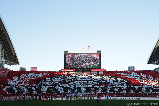浦和が年間1位に輝いた埼スタには56,841人が来場した。【明治安田Ｊ２ 第39節 浦和vs横浜FM】
