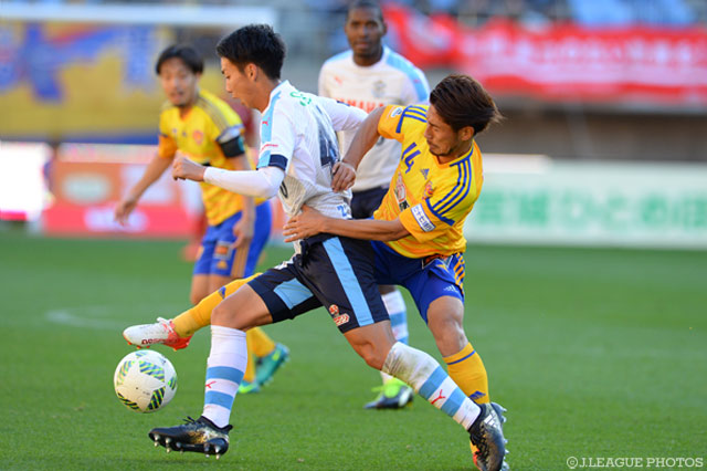 厳しいマークを受ける川辺 駿（磐田）【明治安田Ｊ１ 2nd 第17節 仙台vs磐田】