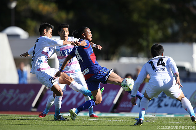 シュートまで持ち込めない厳しい展開が続いた甲府（写真は田中 佑昌）【明治安田Ｊ１ 2nd 第17節 甲府vs鳥栖】