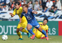 ドリブルでの仕掛けからシュートを放った金森 健志（福岡）【明治安田Ｊ１ 2nd 第17節 福岡vs柏】