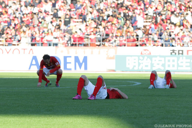 年間勝点16位が決定し、ピッチに倒れこむ名古屋の選手たち【明治安田Ｊ１ 2nd 第17節 名古屋vs湘南】