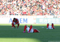 年間勝点16位が決定し、ピッチに倒れこむ名古屋の選手たち【明治安田Ｊ１ 2nd 第17節 名古屋vs湘南】