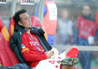 ベンチで呆然とする田中 マルクス闘莉王（名古屋）【明治安田Ｊ１ 2nd 第17節 名古屋vs湘南】