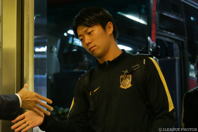 スタジアム入りする武藤 雄樹（浦和）【明治安田Ｊ１ 2nd 第17節 浦和vs横浜FM】