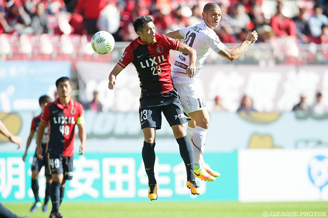 ニウトン（神戸）と激しく競り合う植田 直通（鹿島）【明治安田Ｊ１ 2nd 第17節 鹿島vs神戸】