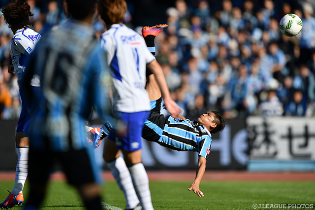 強烈なオーバーヘッドを放った大久保 嘉人（川崎Ｆ）【明治安田Ｊ１ 2nd 第17節 川崎ＦvsＧ大阪】
