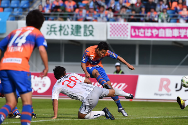 ゴールに迫るも得点とはならなかった永井 龍（長崎）【明治安田Ｊ２ 第39節 長崎vs北九州】