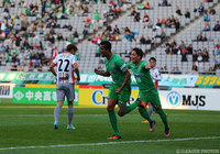 開始8分に先制ヘッドを決めたドウグラス ヴィエイラ（東京Ｖ）【明治安田Ｊ２ 第39節 東京Ｖvs山口】