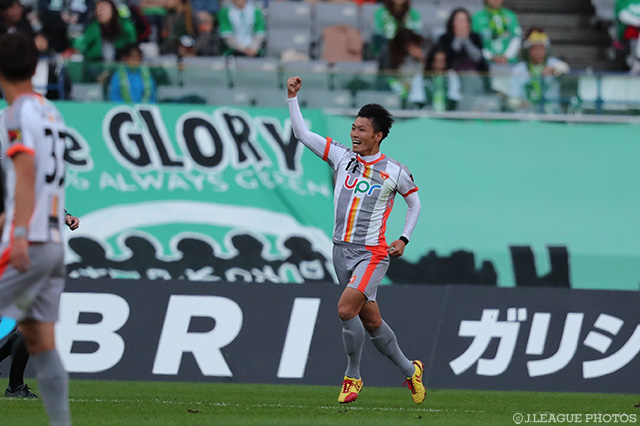 21分に逆転のヘッドを決めた鳥養 祐矢（山口）【明治安田Ｊ２ 第39節 東京Ｖvs山口】