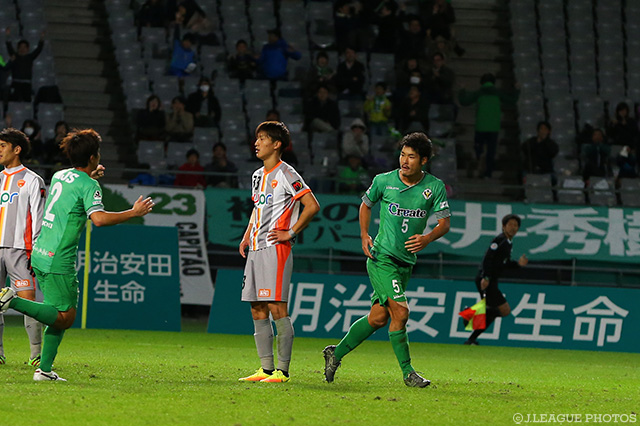 64分に平 智広（東京Ｖ）が試合を振り出しに戻す同点ヘッド【明治安田Ｊ２ 第39節 東京Ｖvs山口】