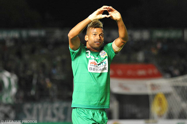 鮮やかな一撃で2試合連続の同点弾を決めたレオミネイロ（岐阜）【明治安田Ｊ２ 第39節 岐阜vs群馬】