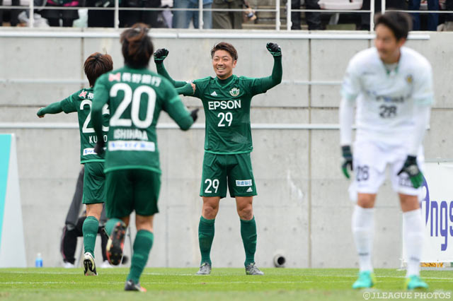 2試合連続得点でリードを広げた高崎 寛之（松本）【明治安田Ｊ２ 第40節 松本vs東京Ｖ】