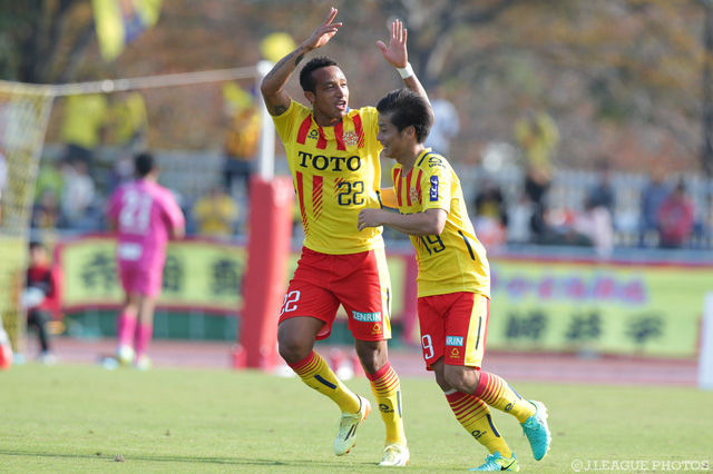 巧みなヘディングシュートで得点を奪ったロドリゴ（北九州）【明治安田Ｊ２ 第40節 北九州vs町田】