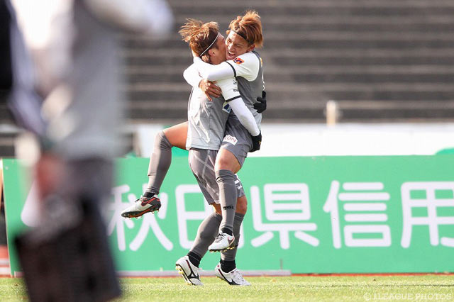 飯田 涼（右）の先制点でリードを奪った相模原【明治安田Ｊ３ 第28節 秋田vs相模原】