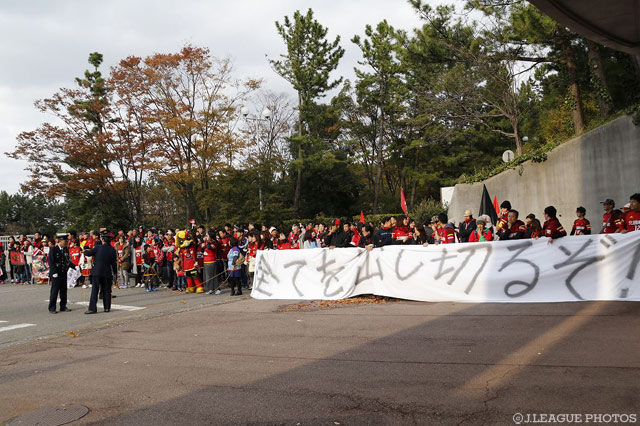 これが今季最後のホームゲーム。来年もここでＪ２を見たい、その思いを伝えよう。【明治安田Ｊ２  第40節 金沢vs千葉】