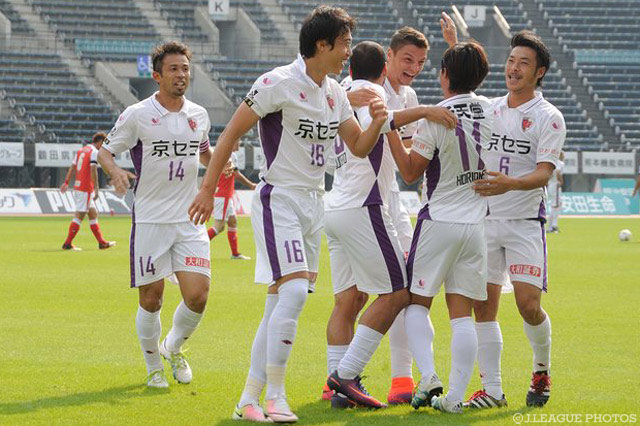 難しい体勢から見事なシュートコントロールで得点を奪ったイ ヨンジェ（京都）【明治安田Ｊ２ 第40節 熊本vs京都】