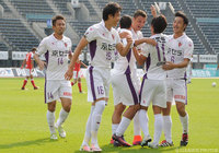 難しい体勢から見事なシュートコントロールで得点を奪ったイ ヨンジェ（京都）【明治安田Ｊ２ 第40節 熊本vs京都】