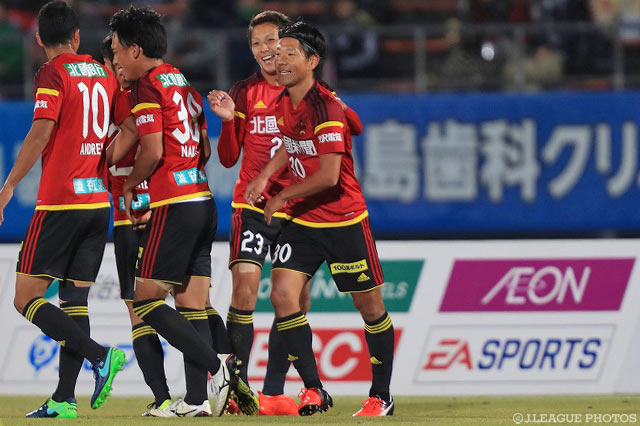 巧みな位置取りから先制ヘッドを決めた山﨑 雅人（金沢）【明治安田Ｊ２ 第40節 金沢vs千葉】